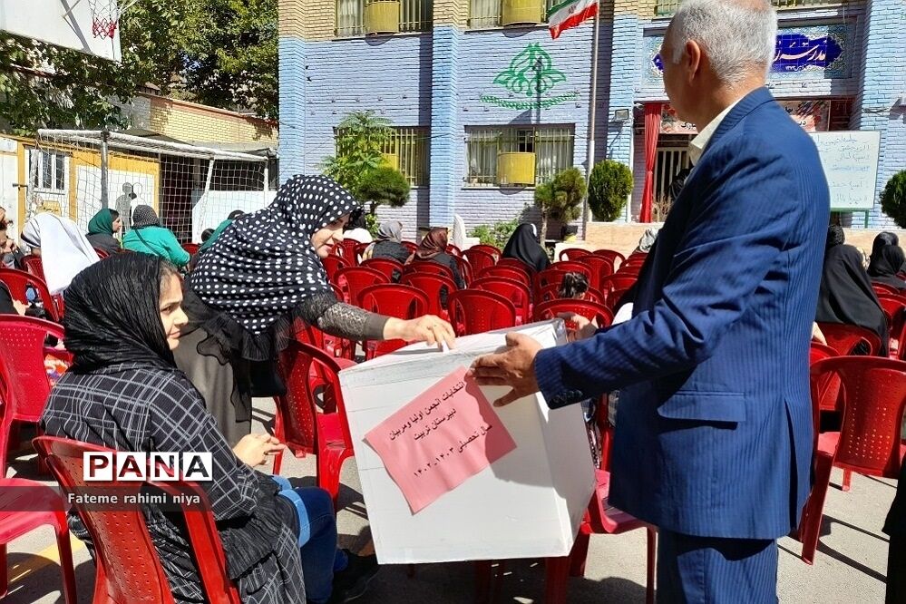 برگزاری انتخابات انجمن اولیا و مربیان در دبیرستان تربیت رودهن