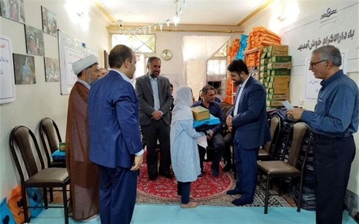 توزیع 750 بسته لوازم‌التحریر بین دانش‌آموزان موسسه دارالاکرام