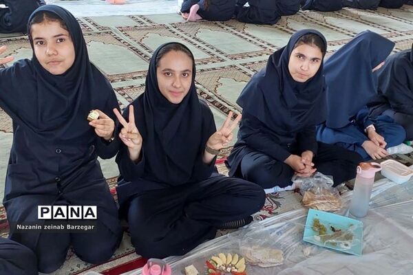 صبحانه سلامت در دبیرستان دخترانه شاهد فیض ناحیه 3 شیراز