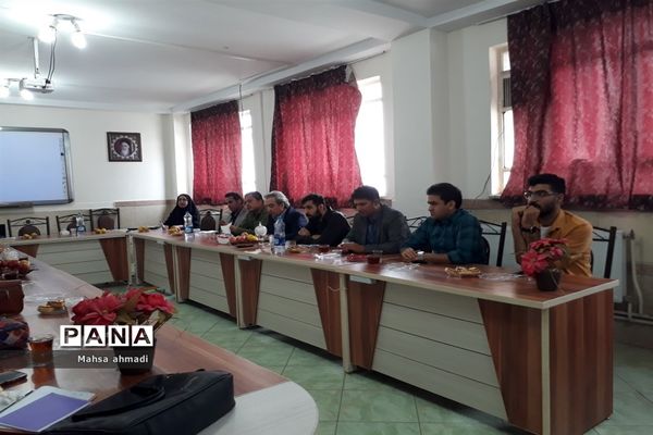 نشست هم‌اندیشی هیات امنای پژوهش‌سرای شهرستان رباط‌کریم