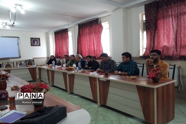 نشست هم‌اندیشی هیات امنای پژوهش‌سرای شهرستان رباط‌کریم