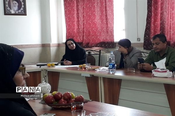 نشست هم‌اندیشی هیات امنای پژوهش‌سرای شهرستان رباط‌کریم