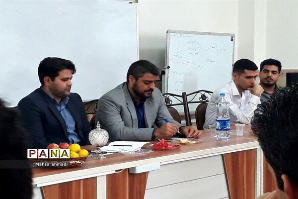 نشست هم‌اندیشی هیات امنای پژوهش‌سرای شهرستان رباط‌کریم