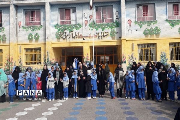 بزرگداشت روز سالمند با حضور پدربزرگ‌ها و مادربزرگ‌ها در دبستان شهدای راه آهن مشهد