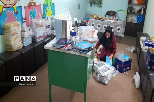 بسته‌بندی لوازم التحریر درکانون فرهنگی تربیتی استقلال برای مدارس محروم ناحیه ۶ مشهد