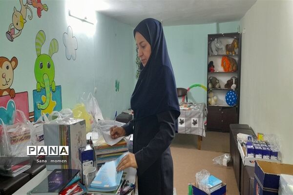 بسته‌بندی لوازم التحریر درکانون فرهنگی تربیتی استقلال برای مدارس محروم ناحیه ۶ مشهد