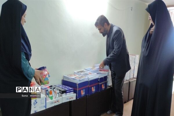 بسته‌بندی لوازم التحریر درکانون فرهنگی تربیتی استقلال برای مدارس محروم ناحیه ۶ مشهد