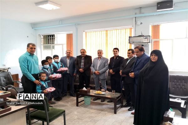 بازدید معاون پرورشی و تربیت‌بدنی اداره‌کل آموزش و پرورش یزد از دبستان حضرت قاسم ابن الحسن(ع)