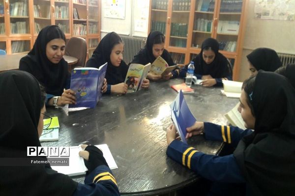 اولین نشست کتاب‌خوانی و توزیع بسته‌های فرهنگی در مدرسه شایستگان ملارد