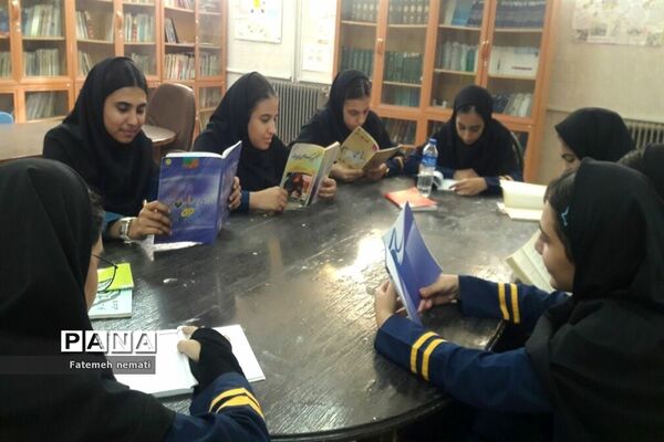 اولین نشست کتاب‌خوانی و توزیع بسته‌های فرهنگی در مدرسه شایستگان ملارد
