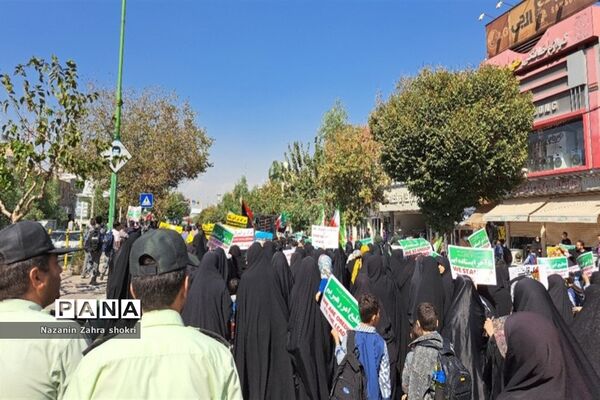 حضور دانش‌آموزان مدرسه شهدای محراب در تجمع حمایت از کودکان غزه در شهرستان قرچک
