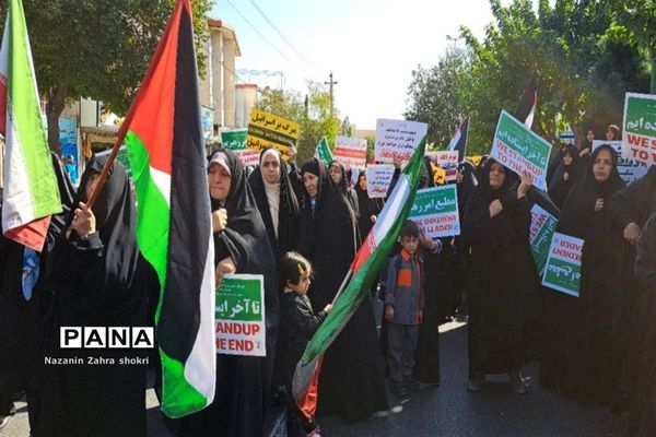 حضور دانش‌آموزان مدرسه شهدای محراب در تجمع حمایت از کودکان غزه در شهرستان قرچک