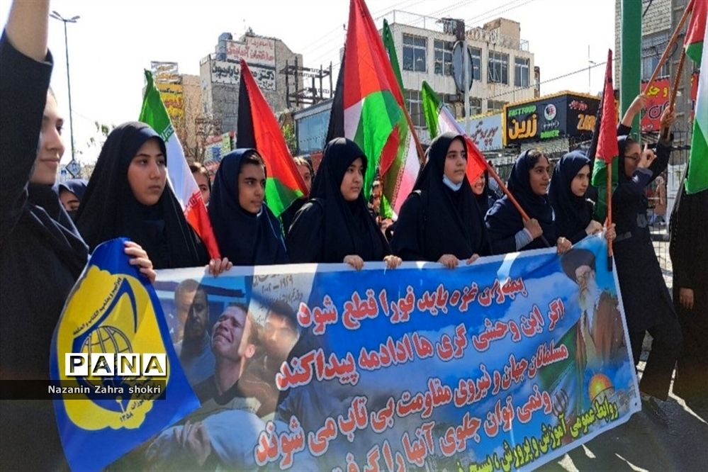 حضور دانش‌آموزان مدرسه شهدای محراب در تجمع حمایت از کودکان غزه در شهرستان قرچک