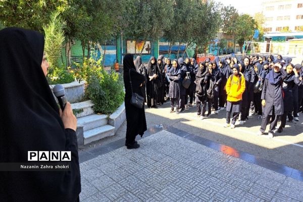 حضور دانش‌آموزان مدرسه شهدای محراب در تجمع حمایت از کودکان غزه در شهرستان قرچک