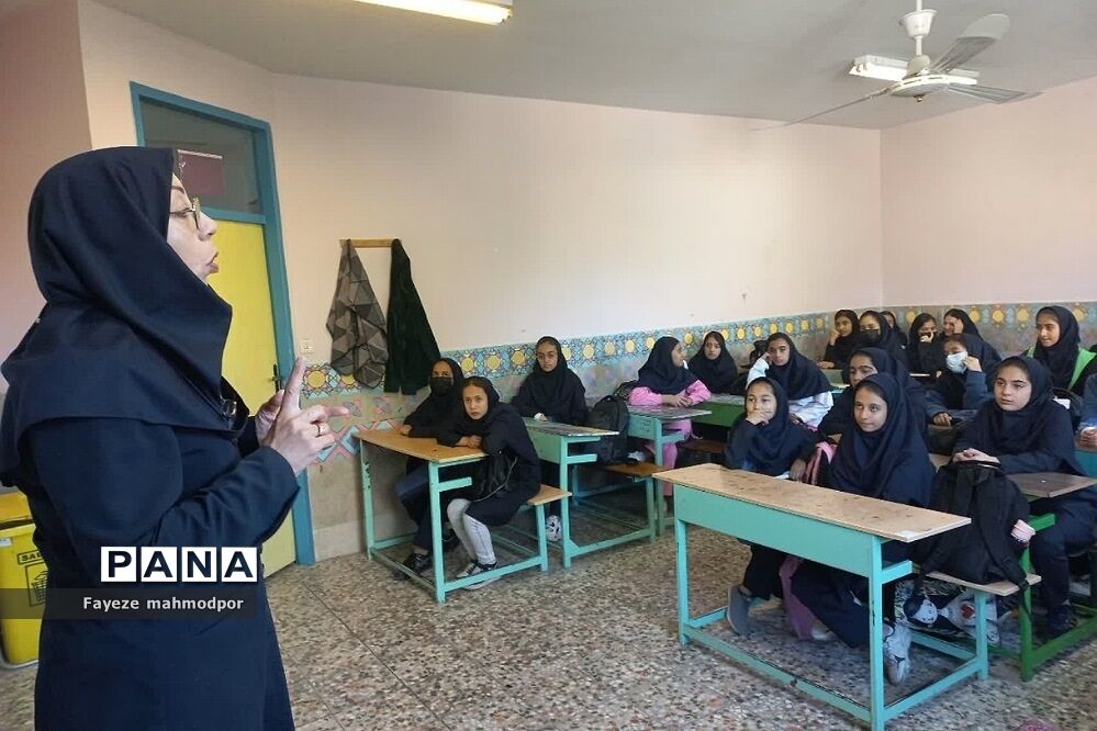 کارگاه‌های اصول سلامت روان در دبیرستان آزاده رودهن