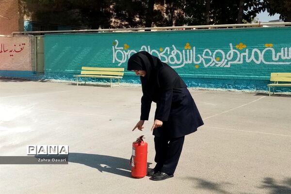 آموزش کپسول اطفاء حریق در دبیرستان نمونه فاطمه الزهرا(س) شهرستان شیروان