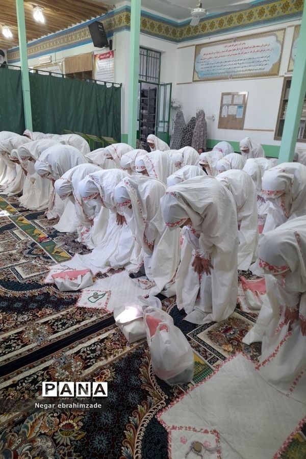 اقامه نماز جماعت توسط دانش‌آموزان در شهرستان جاجرم