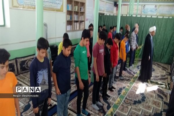 اقامه نماز جماعت توسط دانش‌آموزان در شهرستان جاجرم