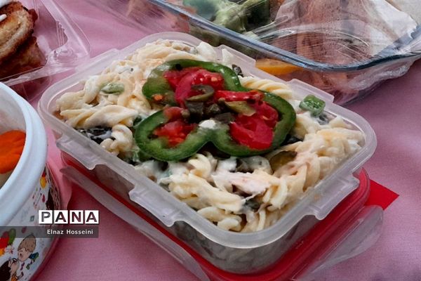 جشنواره صبحانه سالم در روز جهانی غذا در دبیرستان پژمان بختیاری