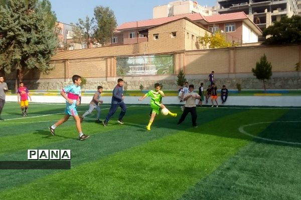 زنگ‌های ورزش پویا  و تجهیز فوتبال در دبستان ایمان رودهن