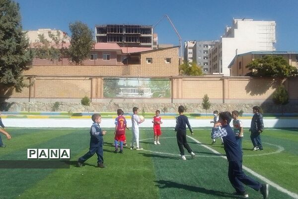 زنگ‌های ورزش پویا  و تجهیز فوتبال در دبستان ایمان رودهن
