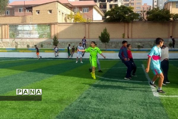 زنگ‌های ورزش پویا  و تجهیز فوتبال در دبستان ایمان رودهن