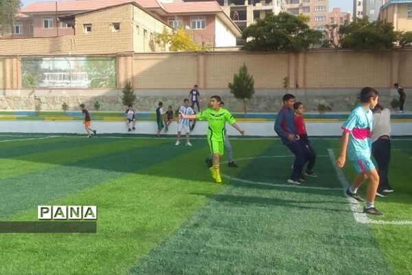 زنگ‌های ورزش پویا  و تجهیز فوتبال در دبستان ایمان رودهن