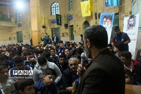 روایتگری حاج حسین یکتا در نماز جماعت صبح روز دوم اردوی ملی دانش‌آموز خبرنگاران پسر پانا