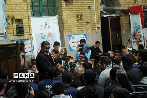 روایتگری حاج حسین یکتا در نماز جماعت صبح روز دوم اردوی ملی دانش‌آموز خبرنگاران پسر پانا