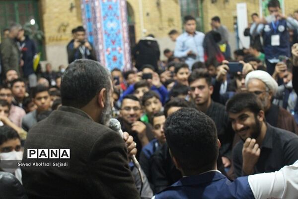 روایتگری حاج حسین یکتا در نماز جماعت صبح روز دوم اردوی ملی دانش‌آموز خبرنگاران پسر پانا