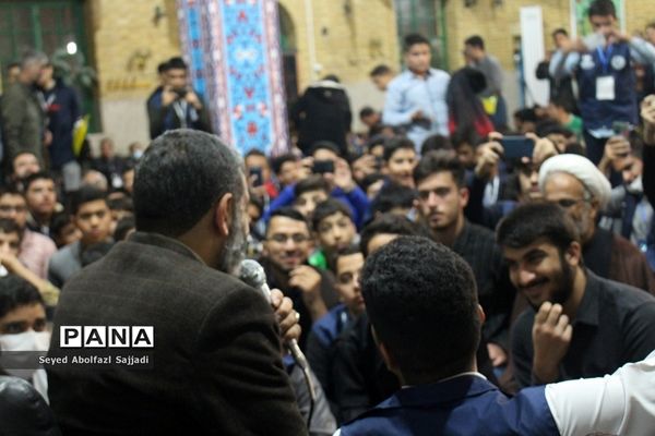 روایتگری حاج حسین یکتا در نماز جماعت صبح روز دوم اردوی ملی دانش‌آموز خبرنگاران پسر پانا