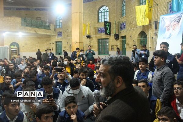 روایتگری حاج حسین یکتا در نماز جماعت صبح روز دوم اردوی ملی دانش‌آموز خبرنگاران پسر پانا