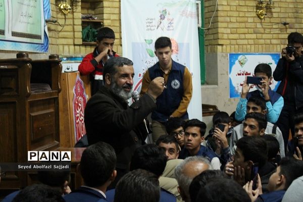 روایتگری حاج حسین یکتا در نماز جماعت صبح روز دوم اردوی ملی دانش‌آموز خبرنگاران پسر پانا