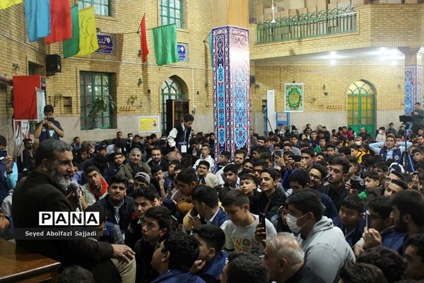 روایتگری حاج حسین یکتا در نماز جماعت صبح روز دوم اردوی ملی دانش‌آموز خبرنگاران پسر پانا