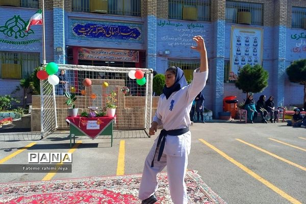 گرامیداشت هفته تربیت‌بدنی در دبیرستان تربیت رودهن