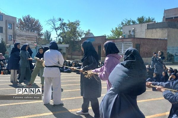 گرامیداشت هفته تربیت‌بدنی در دبیرستان تربیت رودهن