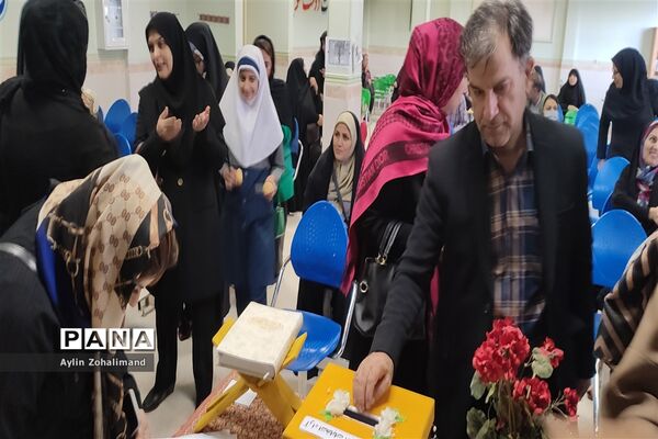 جلسه انتخابات انجمن اولیا در مدرسه شاهد کوثر شهرستان رباط‌کریم