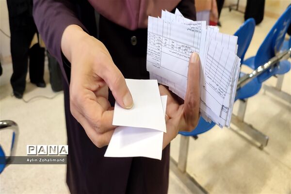 جلسه انتخابات انجمن اولیا در مدرسه شاهد کوثر شهرستان رباط‌کریم