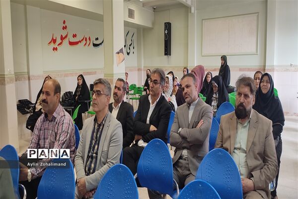 جلسه انتخابات انجمن اولیا در مدرسه شاهد کوثر شهرستان رباط‌کریم