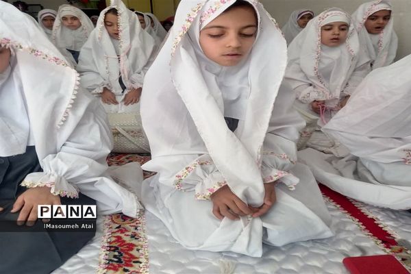 برگزاری نماز جماعت در دبستان حضرت زینب(ع) شهرستان خاتم