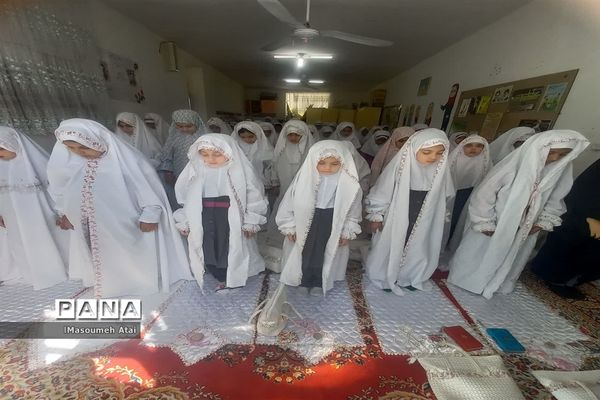 برگزاری نماز جماعت در دبستان حضرت زینب(ع) شهرستان خاتم
