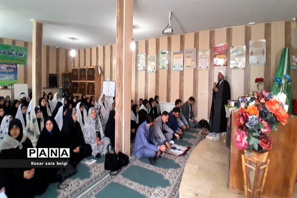 اقامه نماز جماعت در دبیرستان دخترانه طاها با حضور امام جمعه قرچک