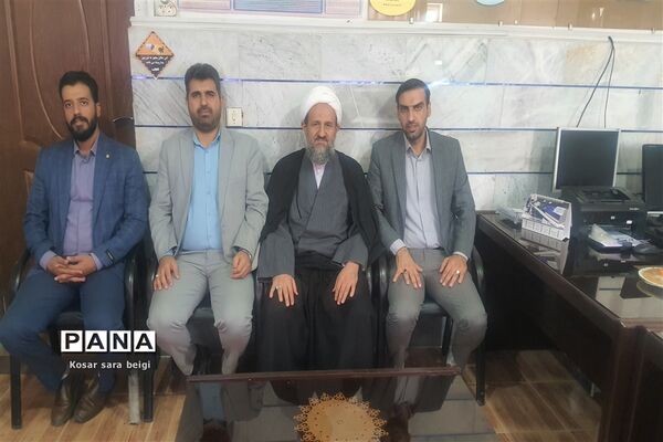 اقامه نماز جماعت در دبیرستان دخترانه طاها با حضور امام جمعه قرچک