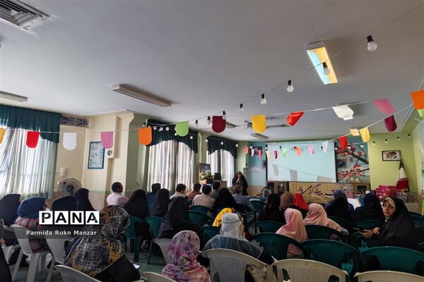 برگزاری انتخابات  انجمن اولیا‍‌ و مربیان در دبستان شاهد فاطمه‌الزهرا(س)