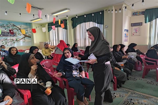 برگزاری انتخابات  انجمن اولیا‍‌ و مربیان در دبستان شاهد فاطمه‌الزهرا(س)