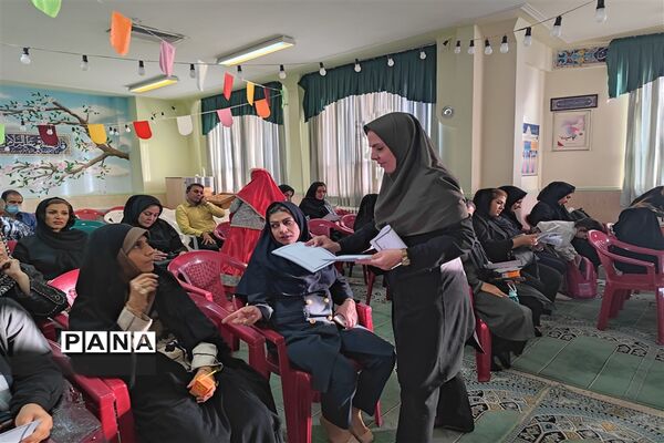 برگزاری انتخابات  انجمن اولیا‍‌ و مربیان در دبستان شاهد فاطمه‌الزهرا(س)