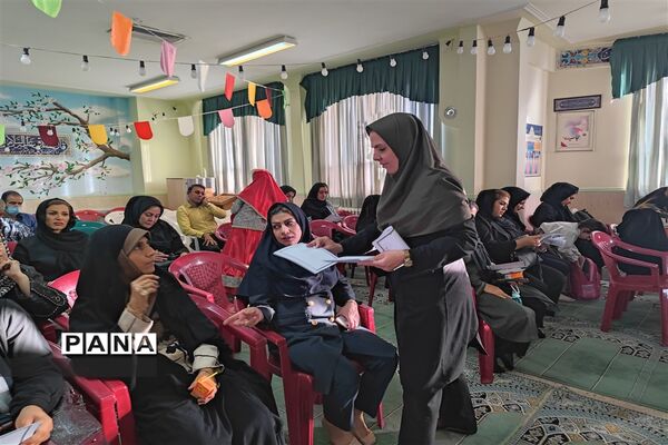 برگزاری انتخابات  انجمن اولیا‍‌ و مربیان در دبستان شاهد فاطمه‌الزهرا(س)