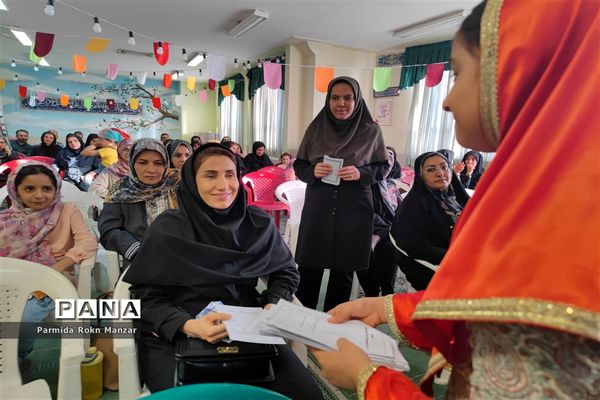 برگزاری انتخابات  انجمن اولیا‍‌ و مربیان در دبستان شاهد فاطمه‌الزهرا(س)