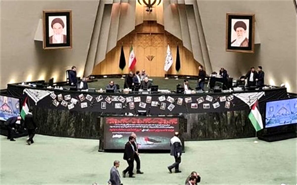صحن مجلس سیاه پوش شد