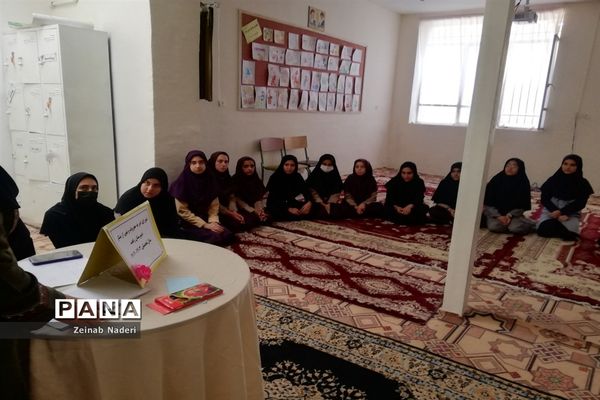 تشکیل جلسه شورای امربه معروف و گرامیداشت هفته پدافند غیر عامل در دبیرستان دخترانه رفعت